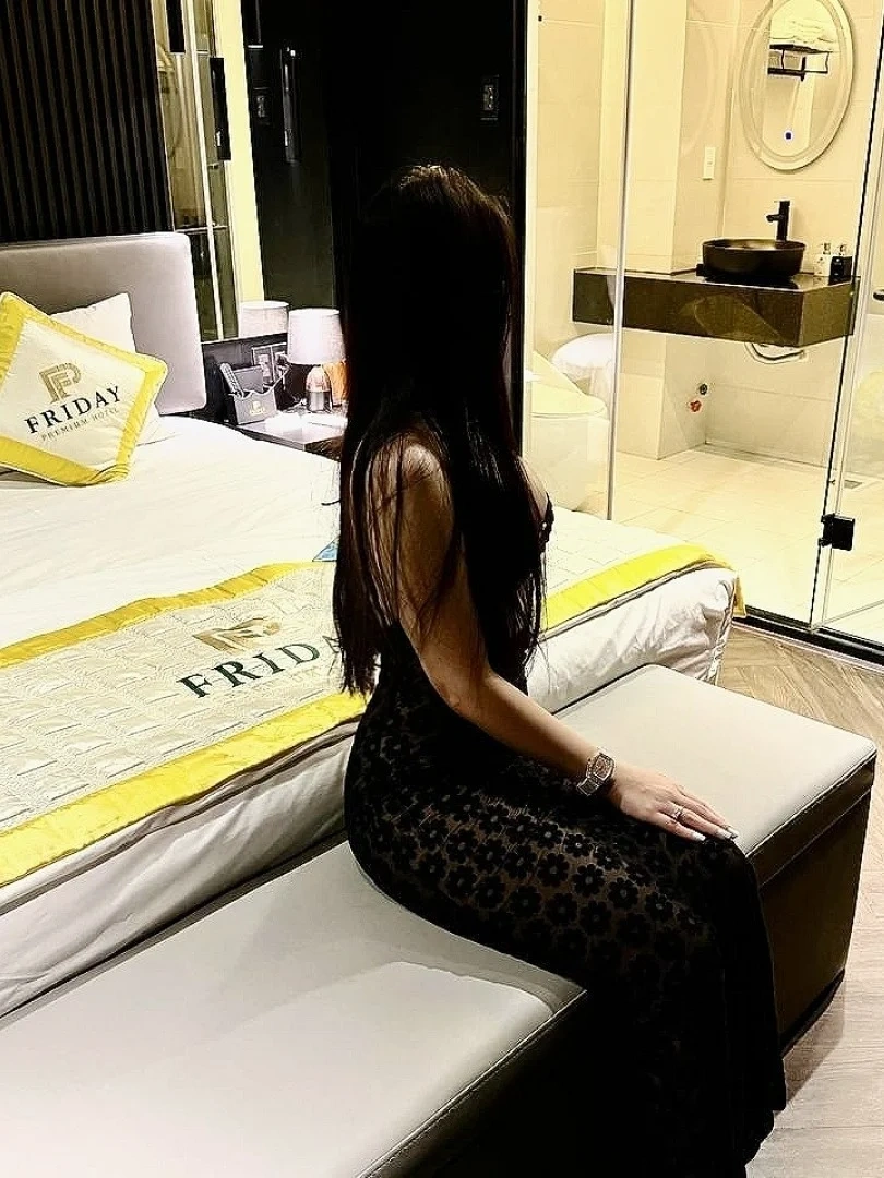 Gái dâm thèm khát, môi đỏ mọng, lồn hồng chờ bạn liếm láp.